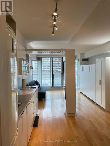 1029 - 111 Elizabeth Street, Toronto, ON - Indoor Photo Showing Kitchen