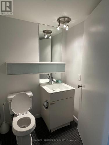 1029 - 111 Elizabeth Street, Toronto, ON - Indoor Photo Showing Bathroom