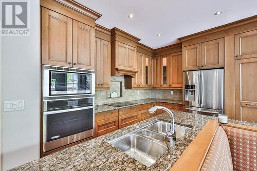 597 Hancock Way, Mississauga, ON - Indoor Photo Showing Kitchen With Double Sink