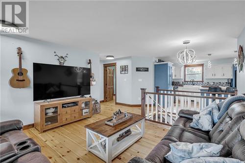 16214 Northfield Road, Lunenburg, ON - Indoor Photo Showing Living Room