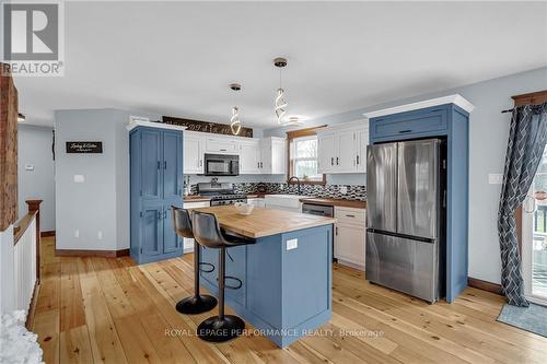 16214 Northfield Road, South Stormont, ON - Indoor Photo Showing Kitchen With Upgraded Kitchen