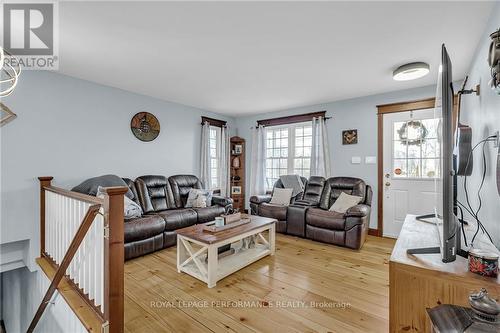 16214 Northfield Road, South Stormont, ON - Indoor Photo Showing Living Room