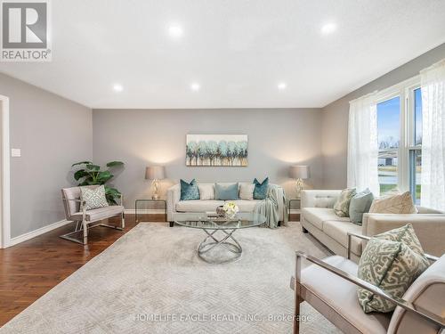 2200 Richard Street, Innisfil, ON - Indoor Photo Showing Living Room