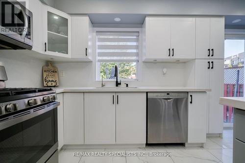 1609 Avonmore Square, Pickering, ON - Indoor Photo Showing Kitchen