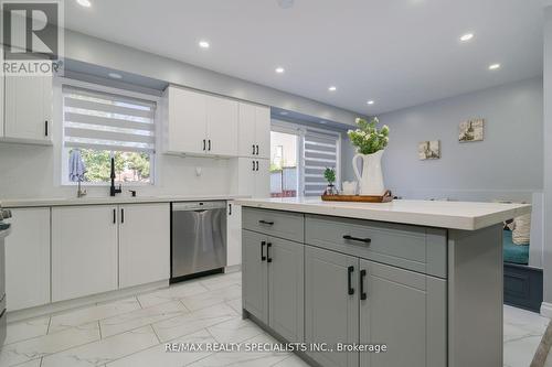 1609 Avonmore Square, Pickering, ON - Indoor Photo Showing Kitchen