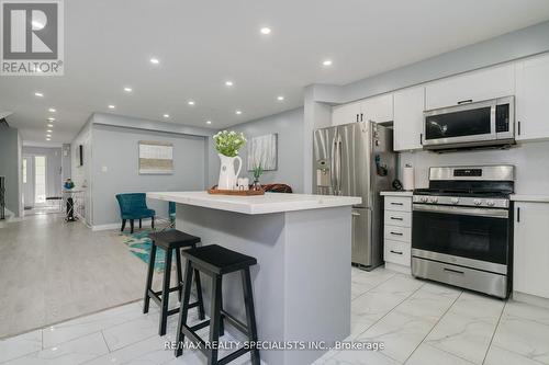 1609 Avonmore Square, Pickering, ON - Indoor Photo Showing Kitchen With Upgraded Kitchen