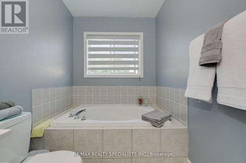 1609 Avonmore Square, Pickering, ON - Indoor Photo Showing Bathroom