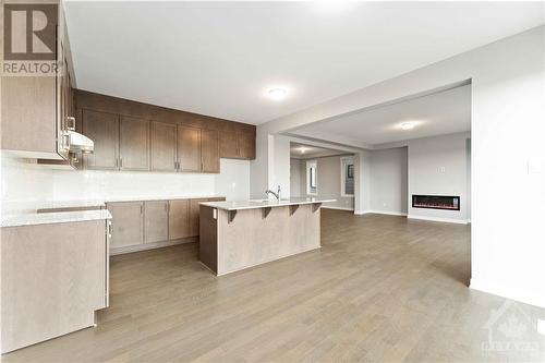 667 Fenwick Way, Ottawa, ON - Indoor Photo Showing Kitchen