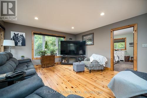 289 Maines Road, Tweed, ON - Indoor Photo Showing Living Room