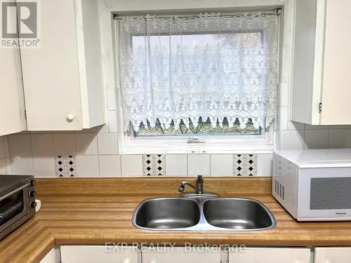 57 - 39 Lexington Avenue, Toronto, ON - Indoor Photo Showing Kitchen With Double Sink