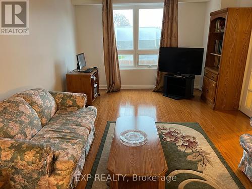 57 - 39 Lexington Avenue, Toronto, ON - Indoor Photo Showing Living Room