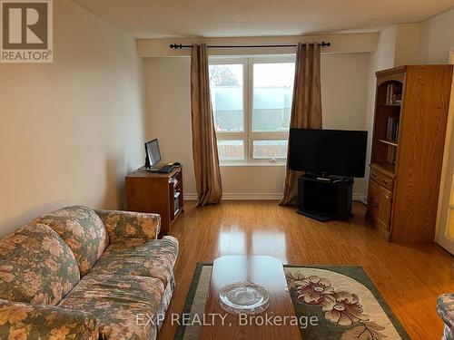 57 - 39 Lexington Avenue, Toronto, ON - Indoor Photo Showing Living Room