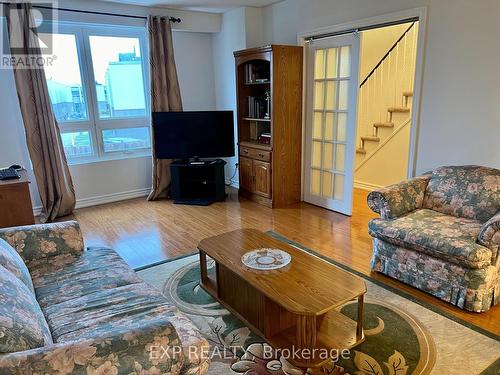 57 - 39 Lexington Avenue, Toronto, ON - Indoor Photo Showing Living Room