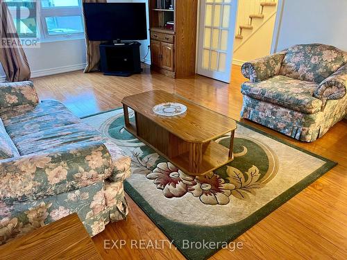 57 - 39 Lexington Avenue, Toronto, ON - Indoor Photo Showing Living Room