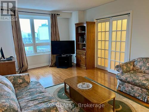 57 - 39 Lexington Avenue, Toronto, ON - Indoor Photo Showing Living Room