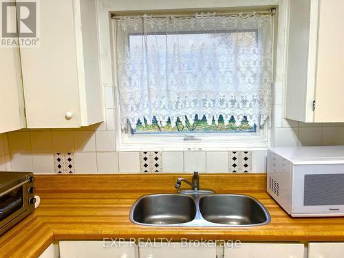 57 - 39 Lexington Avenue, Toronto, ON - Indoor Photo Showing Kitchen With Double Sink