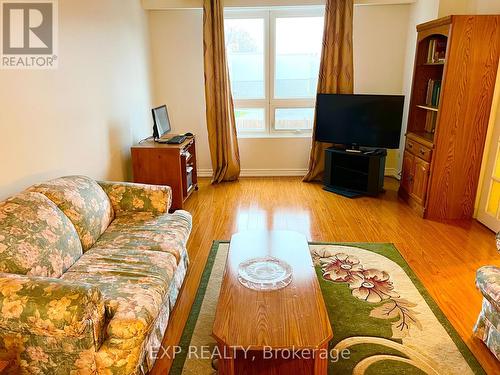 57 - 39 Lexington Avenue, Toronto, ON - Indoor Photo Showing Living Room