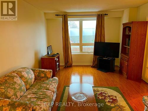 57 - 39 Lexington Avenue, Toronto, ON - Indoor Photo Showing Living Room