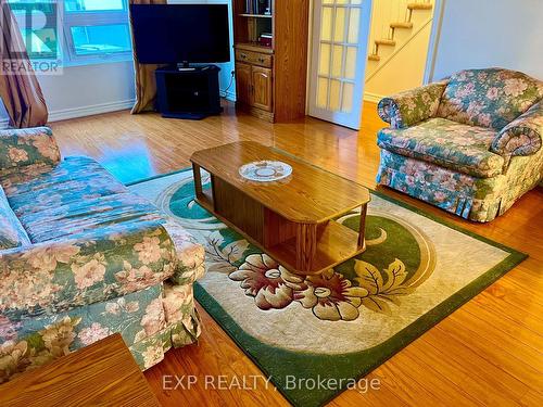 57 - 39 Lexington Avenue, Toronto, ON - Indoor Photo Showing Living Room