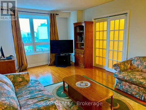 57 - 39 Lexington Avenue, Toronto, ON - Indoor Photo Showing Living Room