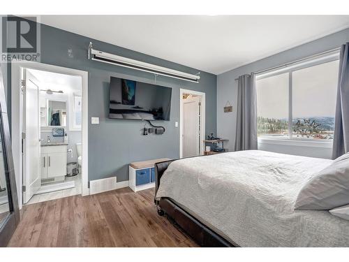 8752 Palmer Place, Summerland, BC - Indoor Photo Showing Bedroom