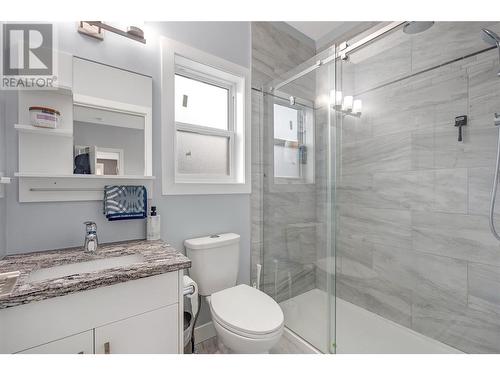 8752 Palmer Place, Summerland, BC - Indoor Photo Showing Bathroom