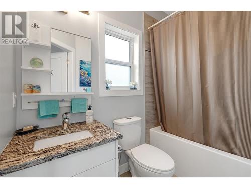 8752 Palmer Place, Summerland, BC - Indoor Photo Showing Bathroom