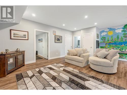 8752 Palmer Place, Summerland, BC - Indoor Photo Showing Living Room