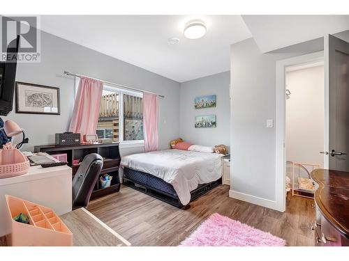 8752 Palmer Place, Summerland, BC - Indoor Photo Showing Bedroom