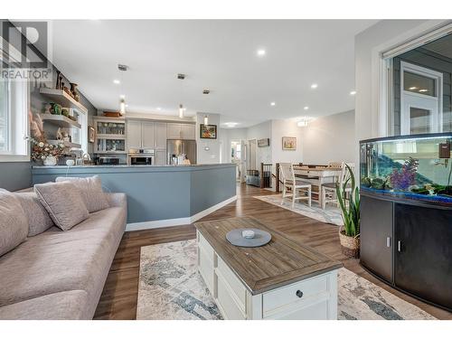 8752 Palmer Place, Summerland, BC - Indoor Photo Showing Living Room