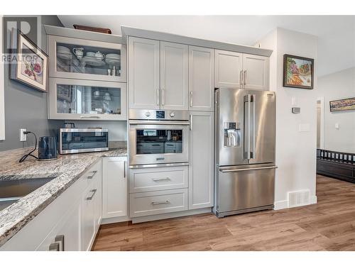 8752 Palmer Place, Summerland, BC - Indoor Photo Showing Kitchen