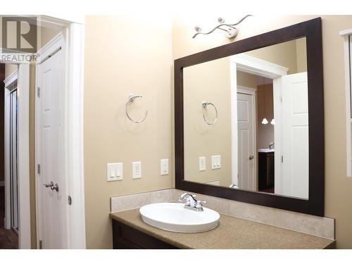 9100 Mackie Drive Unit# 210, Coldstream, BC - Indoor Photo Showing Bathroom