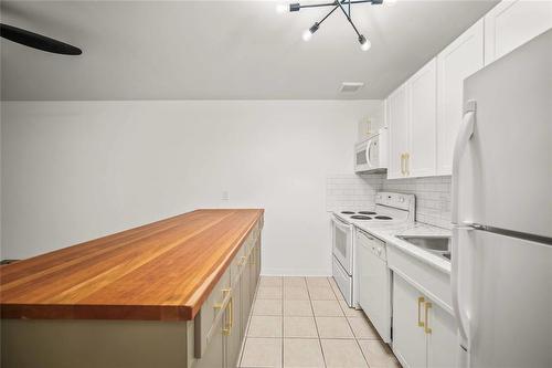 110 70 Maryland Street, Winnipeg, MB - Indoor Photo Showing Kitchen