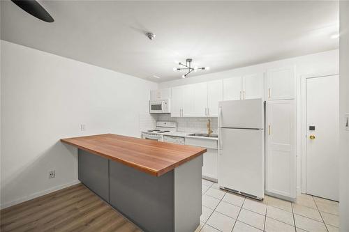 110 70 Maryland Street, Winnipeg, MB - Indoor Photo Showing Kitchen