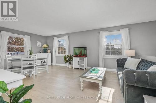 1492 County Rd 5, Quinte West, ON - Indoor Photo Showing Living Room