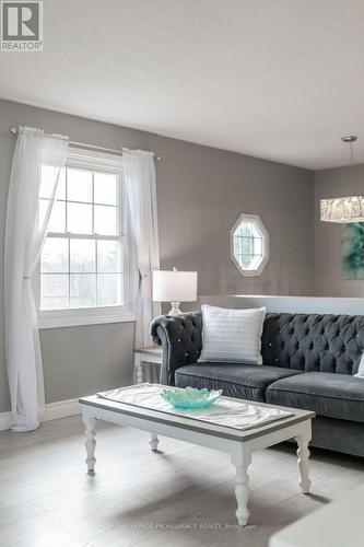 1492 County Rd 5, Quinte West, ON - Indoor Photo Showing Living Room