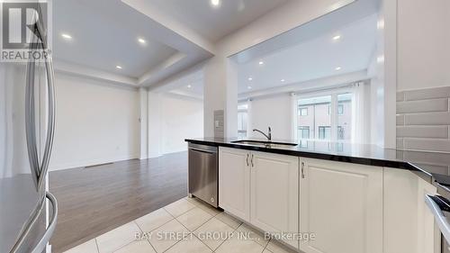 173 Badgerow Way, Aurora, ON - Indoor Photo Showing Kitchen With Double Sink With Upgraded Kitchen