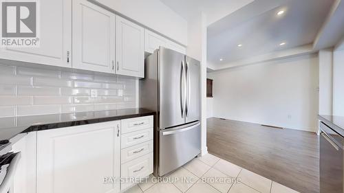 173 Badgerow Way, Aurora, ON - Indoor Photo Showing Kitchen With Upgraded Kitchen