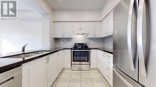 173 Badgerow Way, Aurora, ON - Indoor Photo Showing Kitchen With Double Sink With Upgraded Kitchen