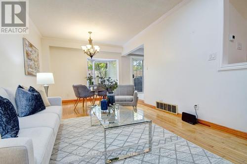 5960 Chidham Crescent, Mississauga, ON - Indoor Photo Showing Living Room