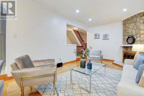 5960 Chidham Crescent, Mississauga, ON - Indoor Photo Showing Living Room