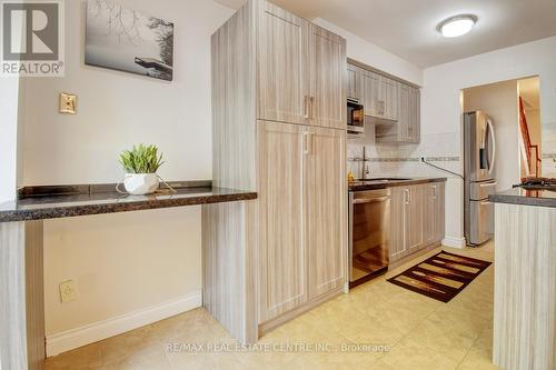 5960 Chidham Crescent, Mississauga, ON - Indoor Photo Showing Kitchen