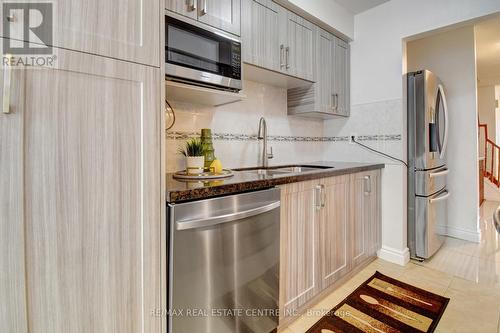 5960 Chidham Crescent, Mississauga, ON - Indoor Photo Showing Kitchen With Stainless Steel Kitchen With Double Sink