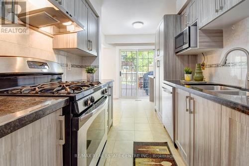 5960 Chidham Crescent, Mississauga, ON - Indoor Photo Showing Kitchen With Double Sink With Upgraded Kitchen