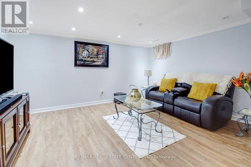 5960 Chidham Crescent, Mississauga, ON - Indoor Photo Showing Living Room