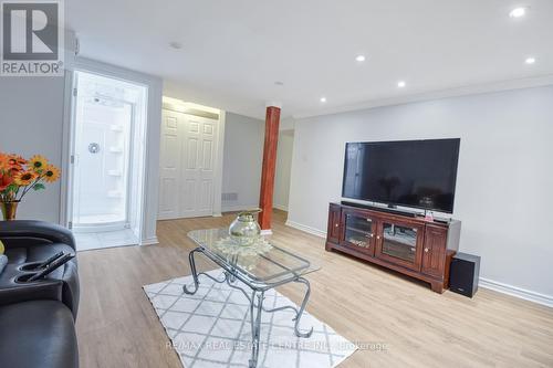 5960 Chidham Crescent, Mississauga, ON - Indoor Photo Showing Living Room