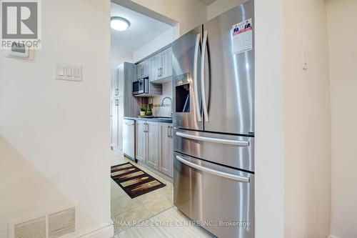 5960 Chidham Crescent, Mississauga, ON - Indoor Photo Showing Kitchen