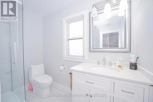 23 Lyndhurst Street, Hamilton, ON - Indoor Photo Showing Bathroom