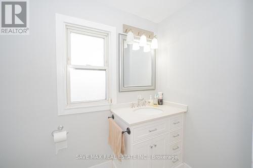 23 Lyndhurst Street, Hamilton, ON - Indoor Photo Showing Bathroom