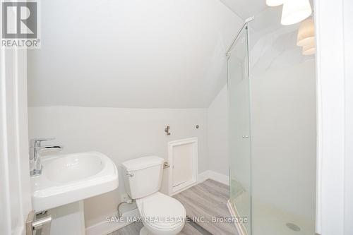 23 Lyndhurst Street, Hamilton, ON - Indoor Photo Showing Bathroom